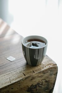 black tea bag to apply on area of tooth pain as a home remedy to relieve tooth extraction unbearable pain