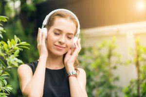 girl listening to music to distract herself from her problems, like unbearable tooth pain